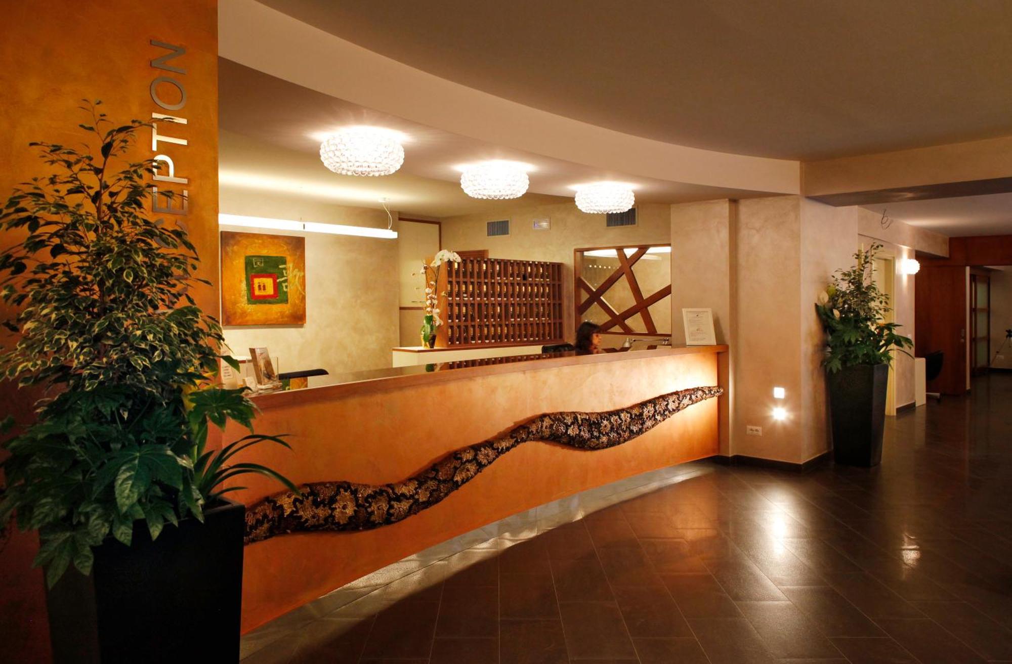 Hotel Monte Rosa Кьявари Экстерьер фото